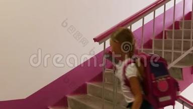 女生上楼楼梯学校<strong>回家</strong>。 回学校去。 <strong>回家</strong>吧。 上教室去。 背部粉红色背部女孩
